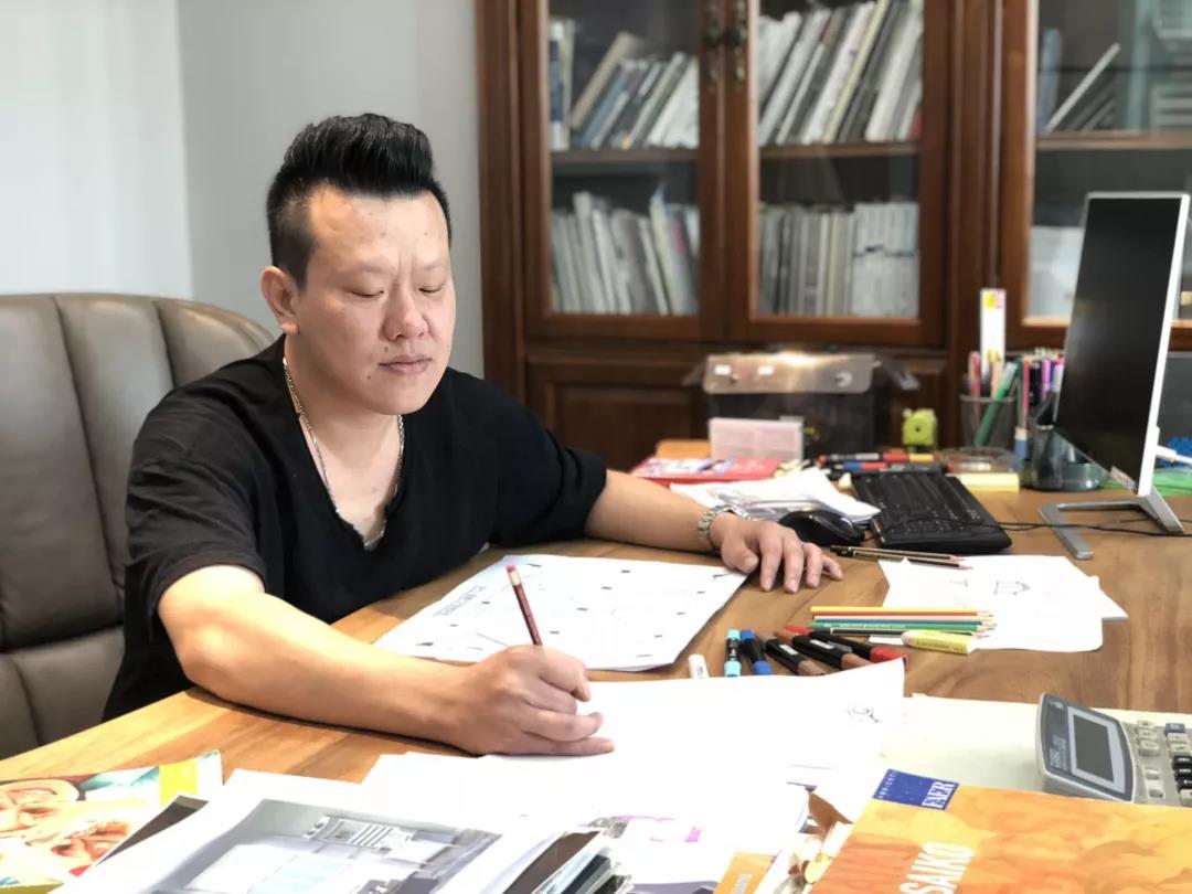 從畫筆到夢想，他的眼中綻滿了童話